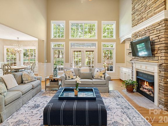 2nd image of 108 Broadview Cir