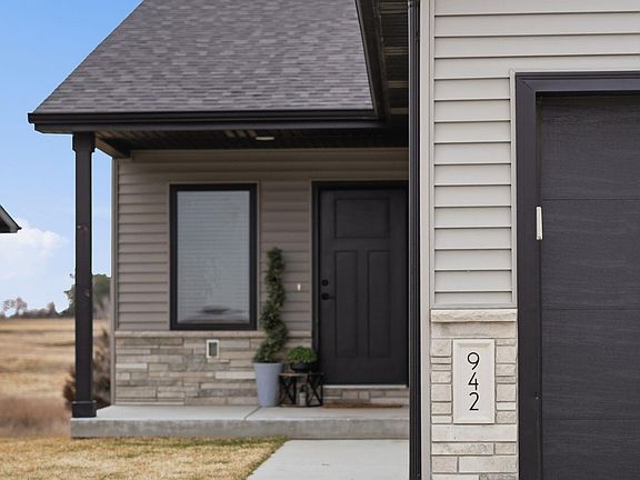 3rd image of 942 W Panorama Rd