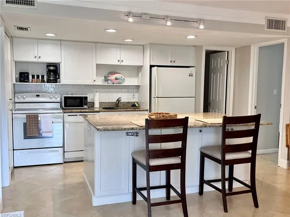 216 Palm Dr APT 5, Naples, FL 34112