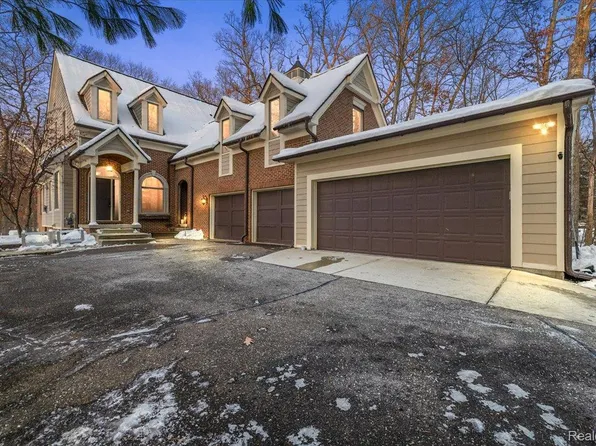 3412 Timberlake Dr, Commerce Township, MI 48390