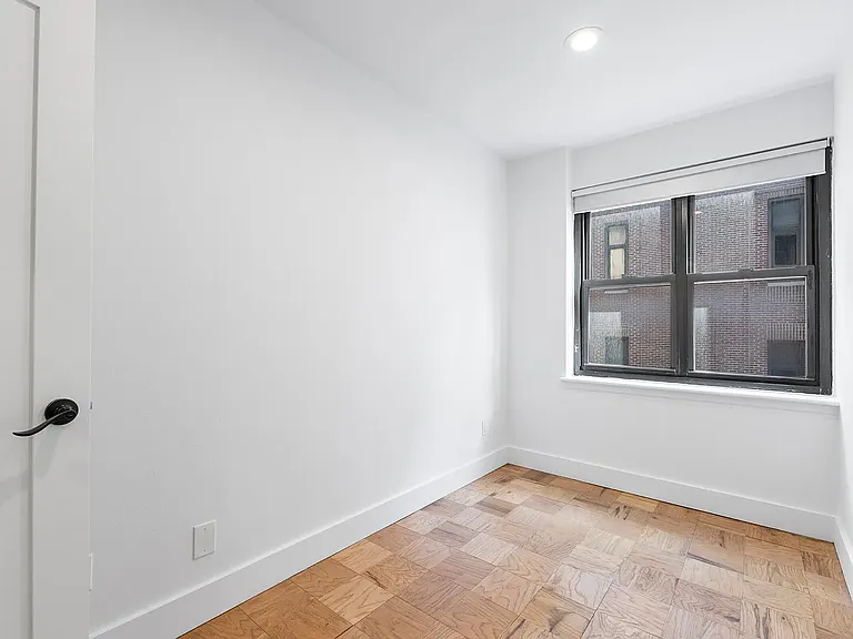 213 E 37th St #H8 — Photo 8