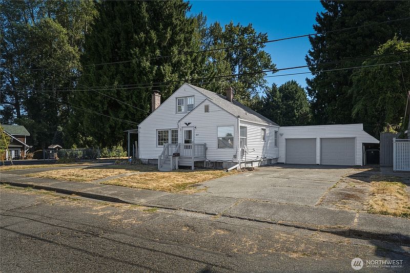 2nd image of 825 8th St NW