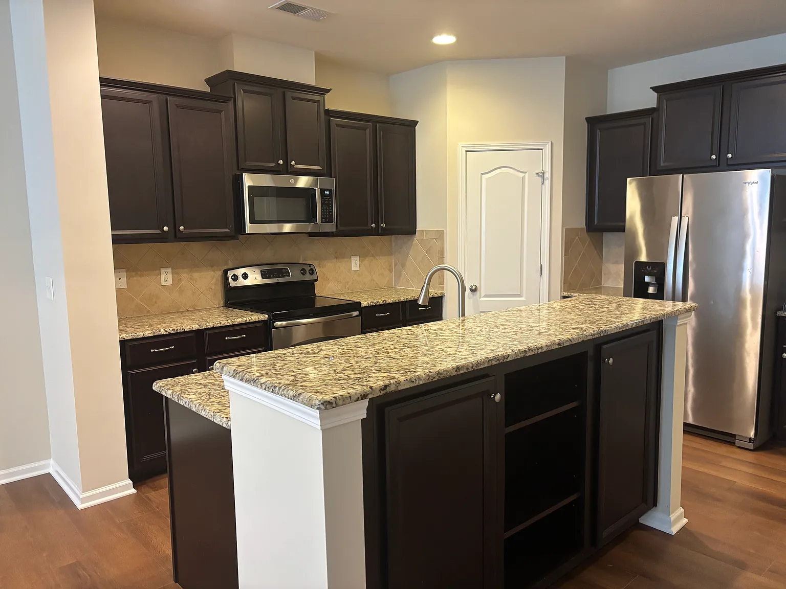 3 bed, 2.5 bath, 1882 sqft, $2,195 — Photo 2