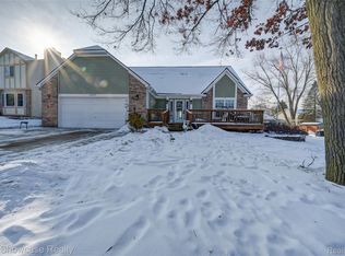 2421 Lansbury Dr, Waterford, MI