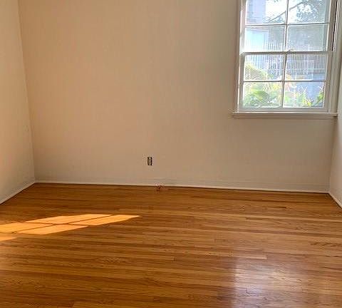5th image of 2117 Montrose Ave