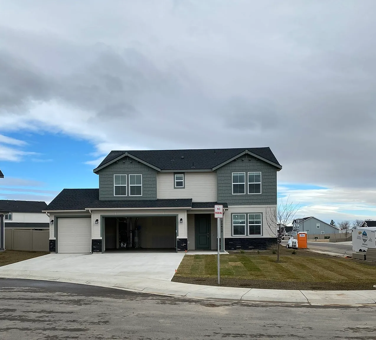 5 bed, 2949 sqft, $3,200 — Photo 1