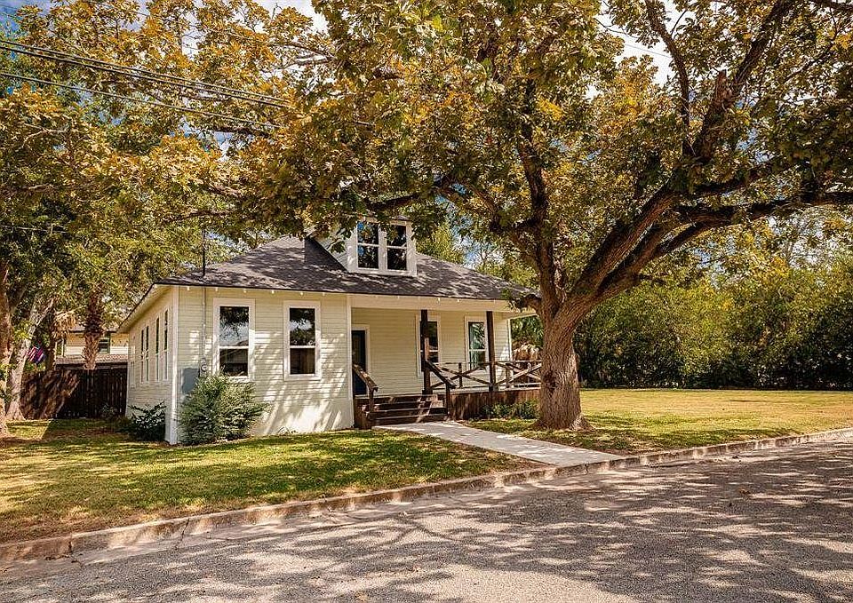 Front view of home.