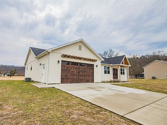 3rd image of 236 Crown Manor Cir