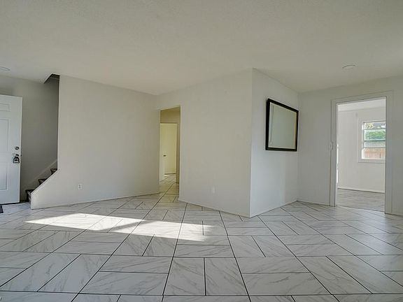 4th image of 26300 Farringdon Ave