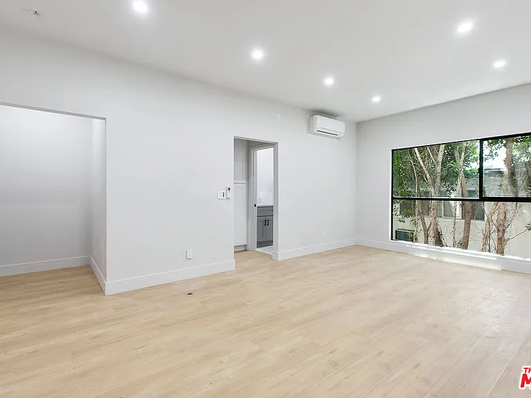7229 Willoughby Ave #15 — Photo 2