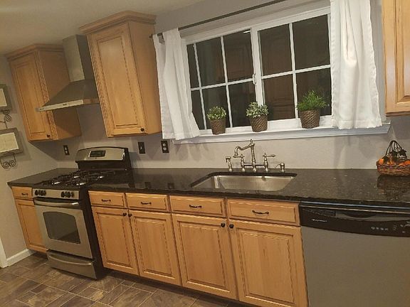 5th image of 872 Cliffside Ct