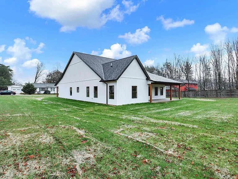 2110 S Smith Rd — Photo 25