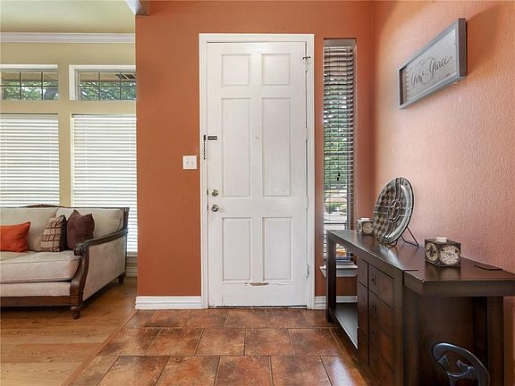 4th image of 829 Longmeadow Ct