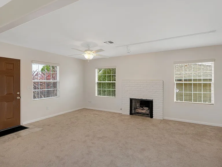 3709 Oleander Dr — Photo 5