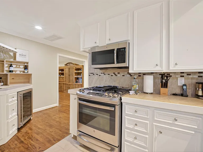 11230 Huggins Dr — Photo 14