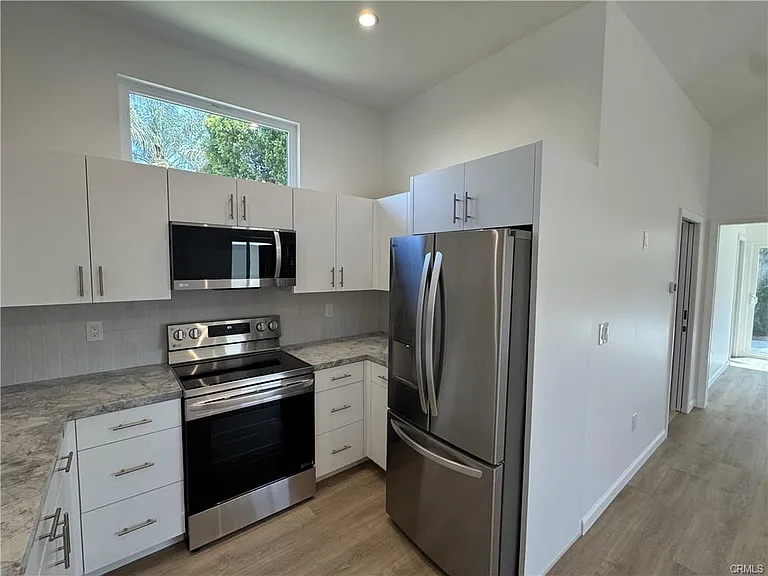 5032 Serrania Ave — Photo 10