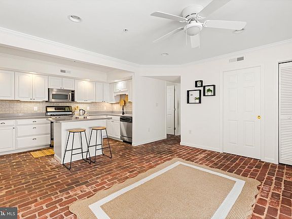 3rd image of 211 Williams St APT 3