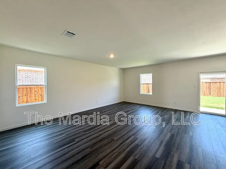 1246 Lambert Dr — Photo 3