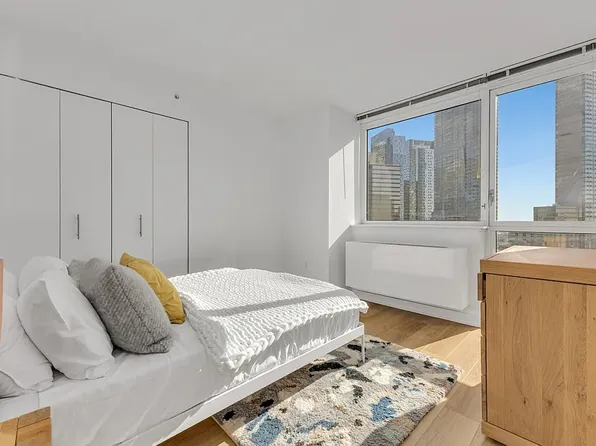 4310 Crescent St, Long Island City, NY
