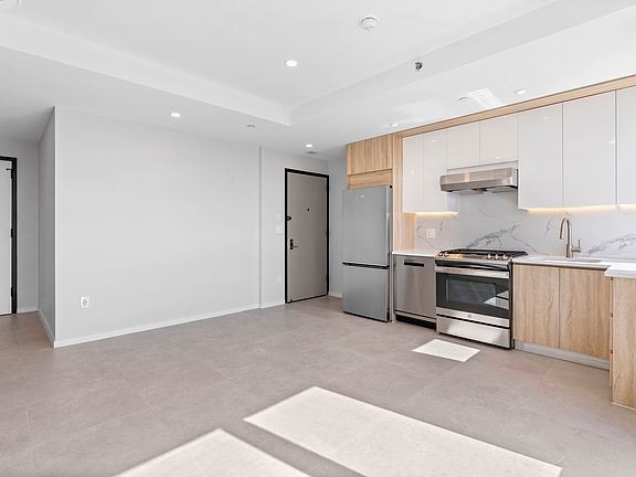 4th image of 13277 Metropolitan Ave #8G