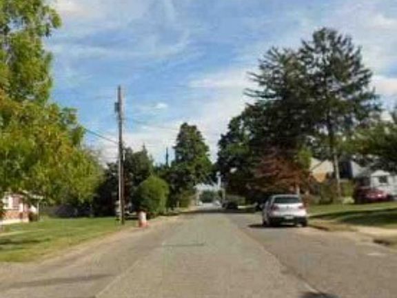 Exterior Neighborhood (street photo)