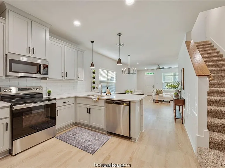 216 Richards St — Photo 3
