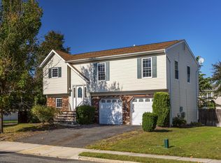 32 Hedgewood Rd, Howell, NJ 07731
