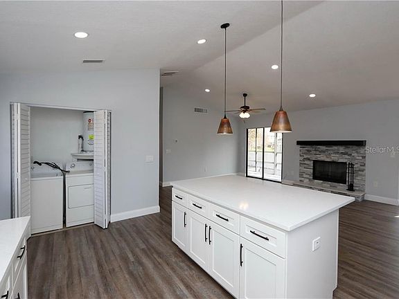 3rd image of 421 Manor Blvd