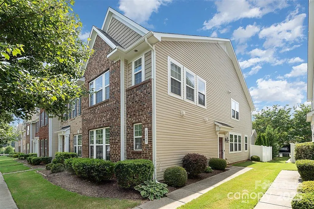 3 bed, 2.5 bath, 2095 sqft, $2,400 — Photo 1