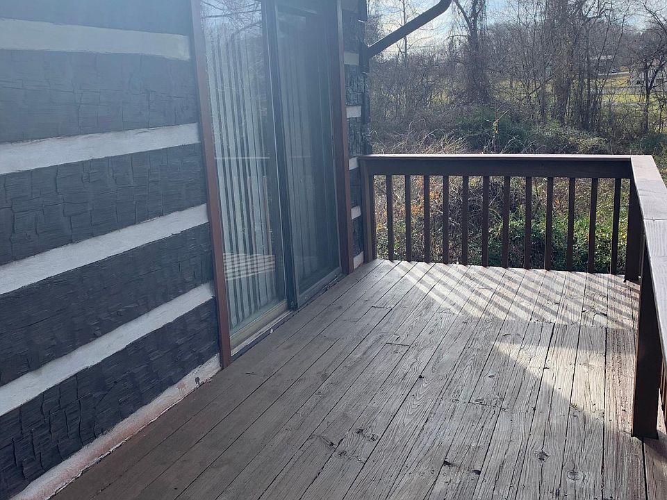 2nd image of 2822 Walnut St #15