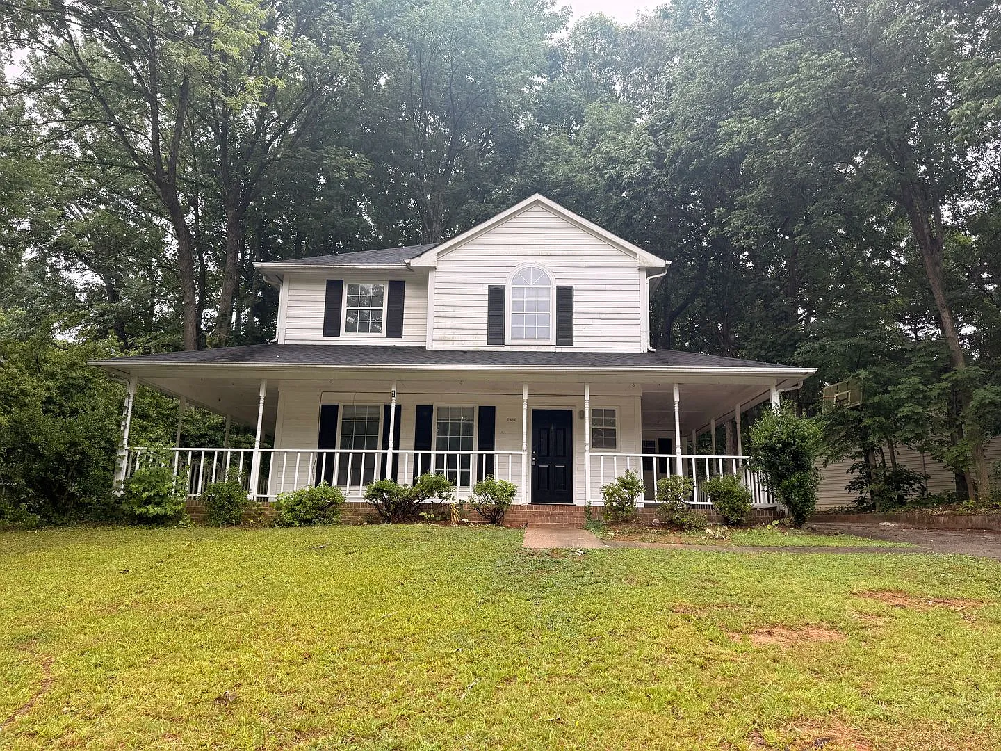 5 Bedroom Home with Extended Driveway! — Photo 1