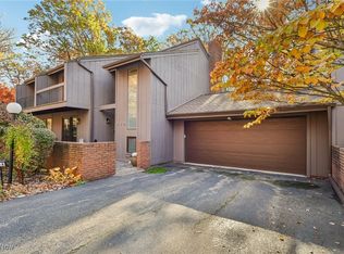 934 Canyon View Rd, Northfield, OH 44067