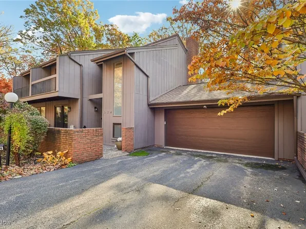 934 Canyon View Rd, Northfield, OH 44067