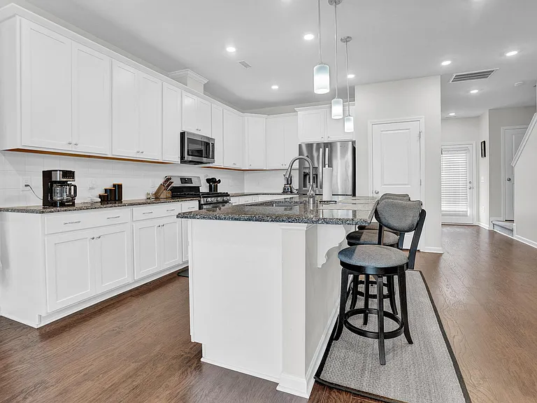 1202 Commack Dr — Photo 6