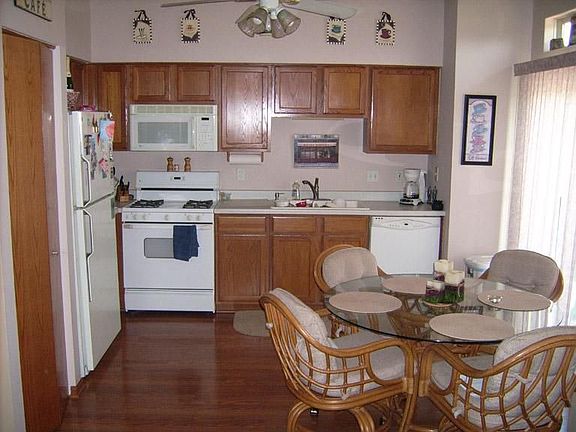 Kitche w/Bump-Out Bay onto Deck!