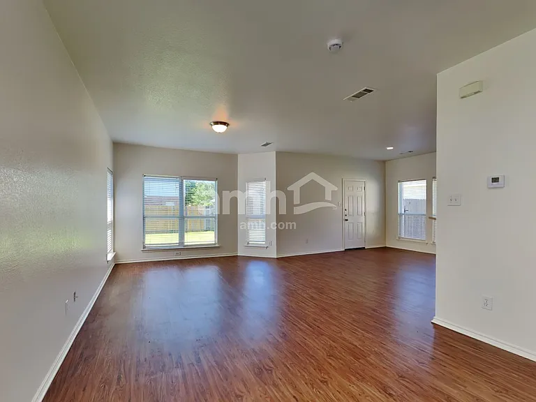 1137 Boxwood Dr — Photo 6
