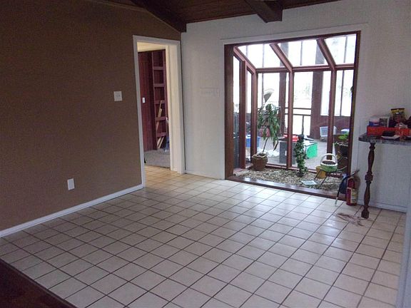 3rd image of 9 Green Oaks Pl