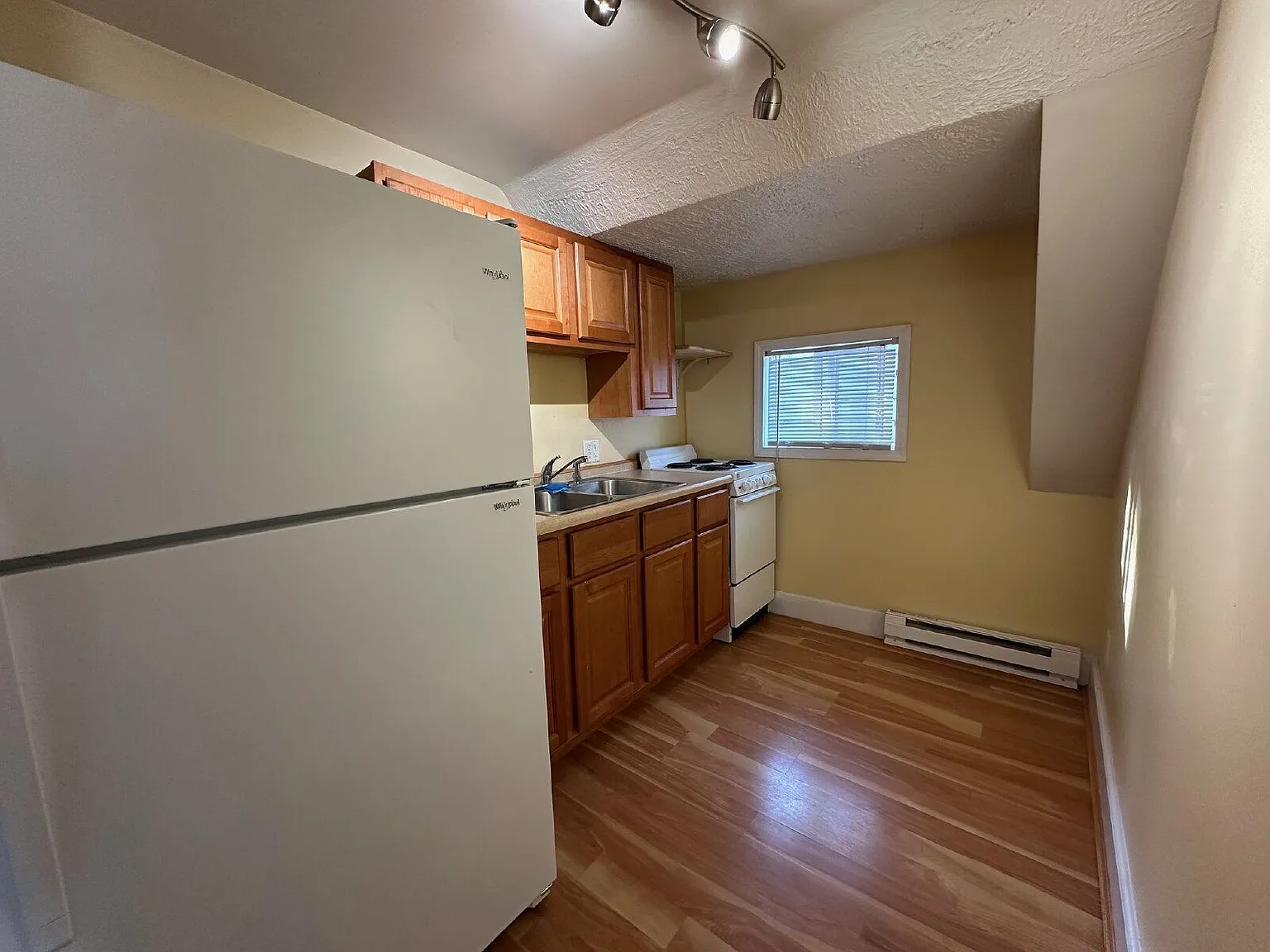 1 bed, 1.0 bath, 700 sqft, $845 — Photo 2