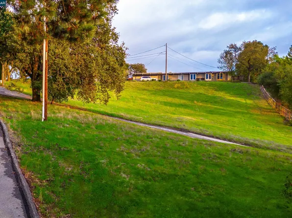 8 Gable Ln, Lafayette, CA 94549