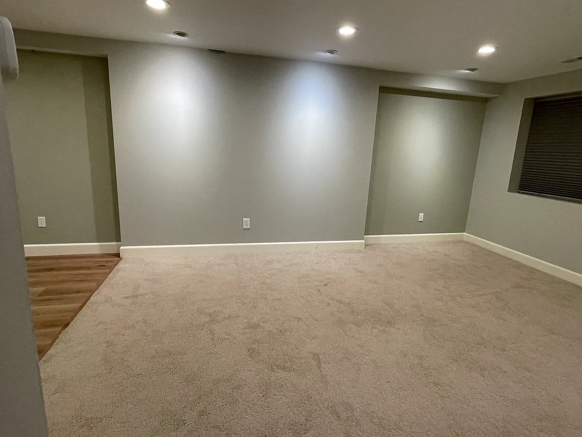 Living room with window - 11644 S Thornberry Dr E