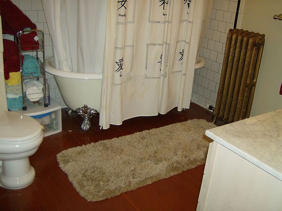 Bathroom w/marble vanity