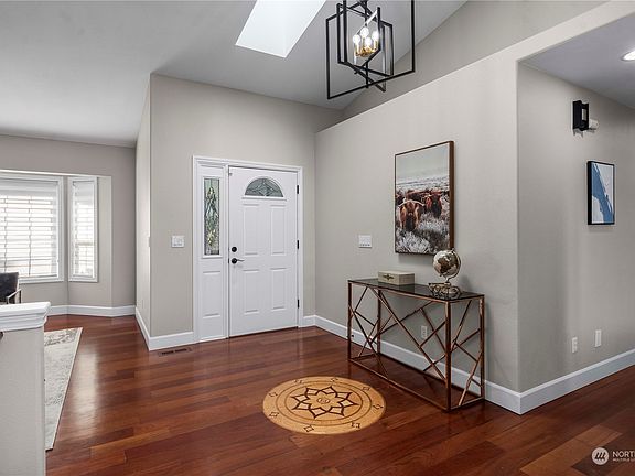 5th image of 435 Lake Louise Drive SW