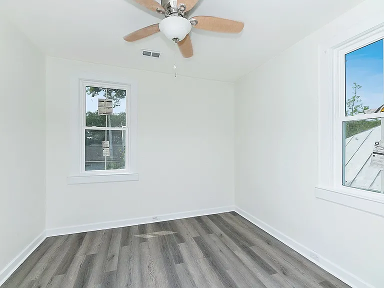 25 1/2 Maverick St — Photo 12