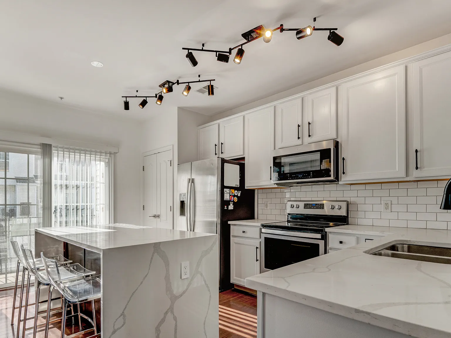 3 bed, 2.5 bath, 2091 sqft, $3,000 — Photo 3