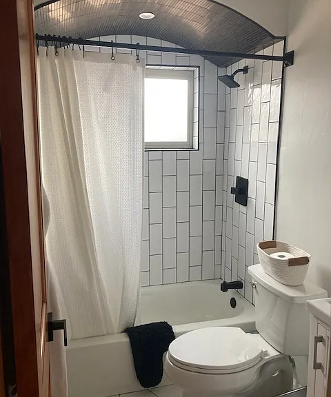 Bathroom 1 tub/shower