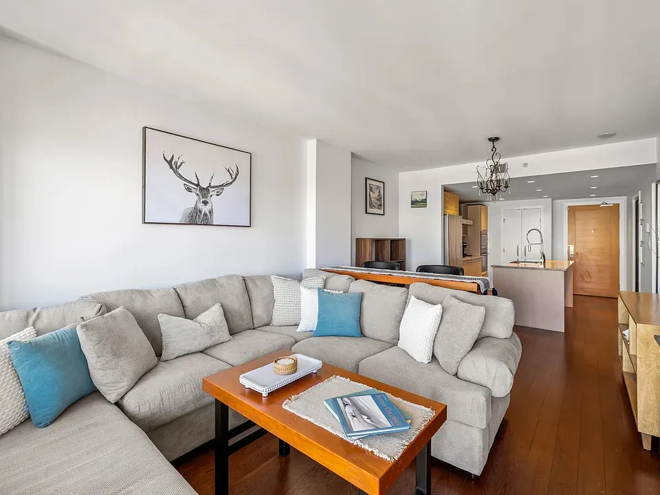 707 Courtney St #1403