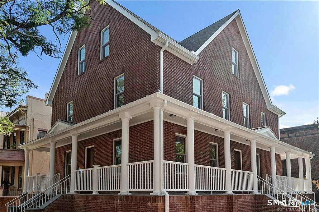 3 bed, 2.0 bath, 2600 sqft, $3,850 — Photo 1