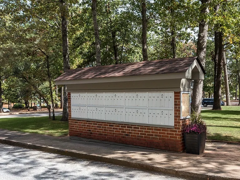 Laurel Woods Apartments — Photo 17