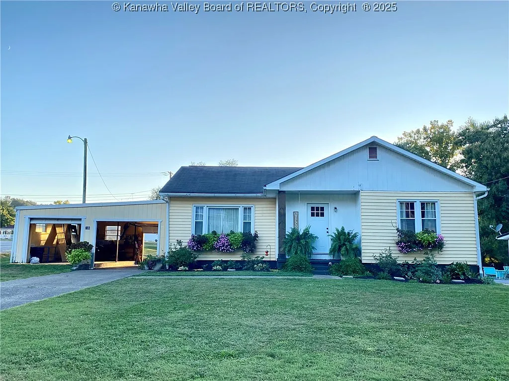 208 Cedar Lakes Dr photo 1