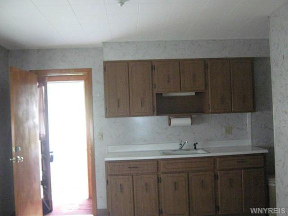 3rd image of 225 Warsaw St